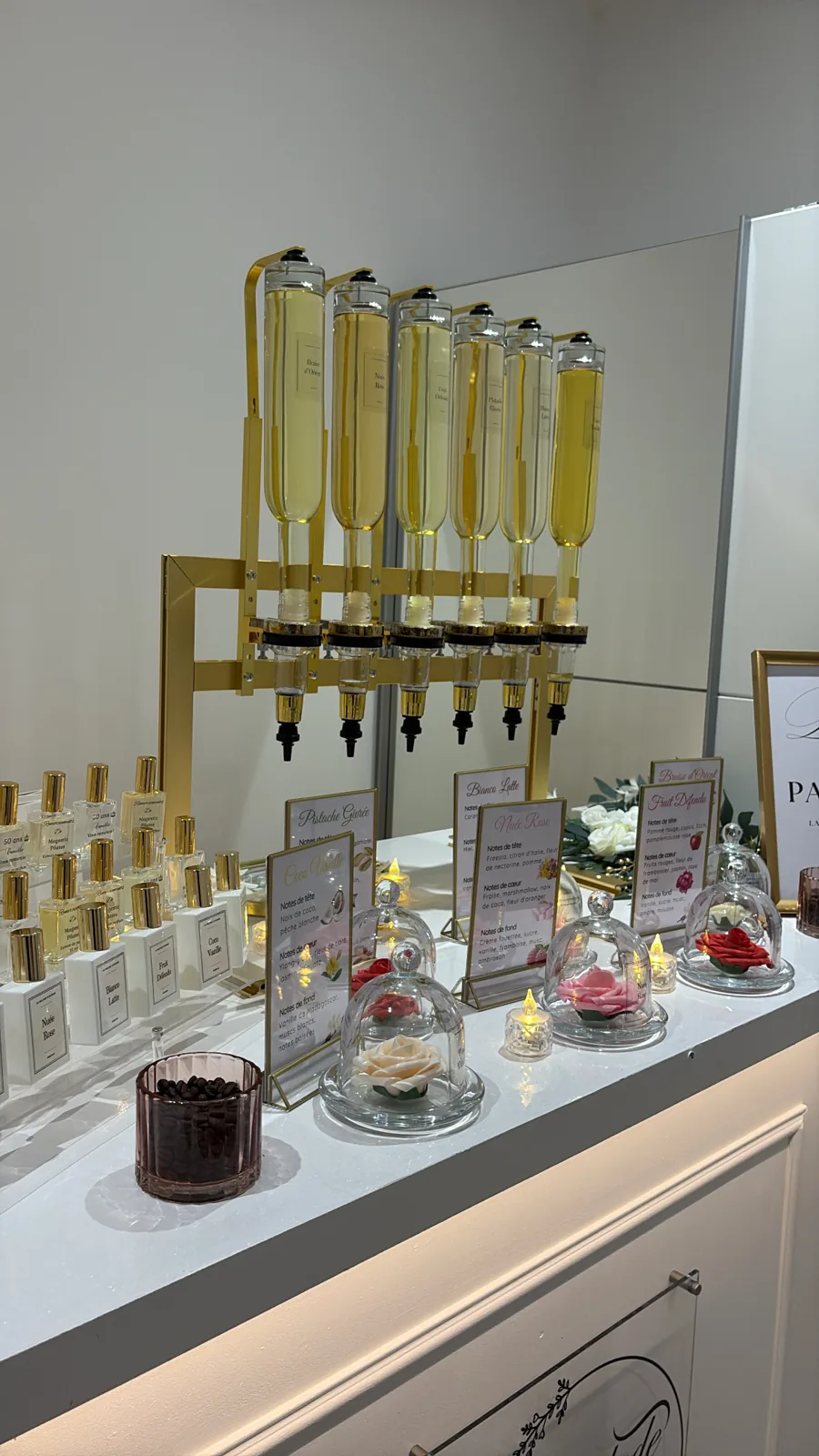 Les six distributeurs dorés du bar à parfums et les cartes des fragrances