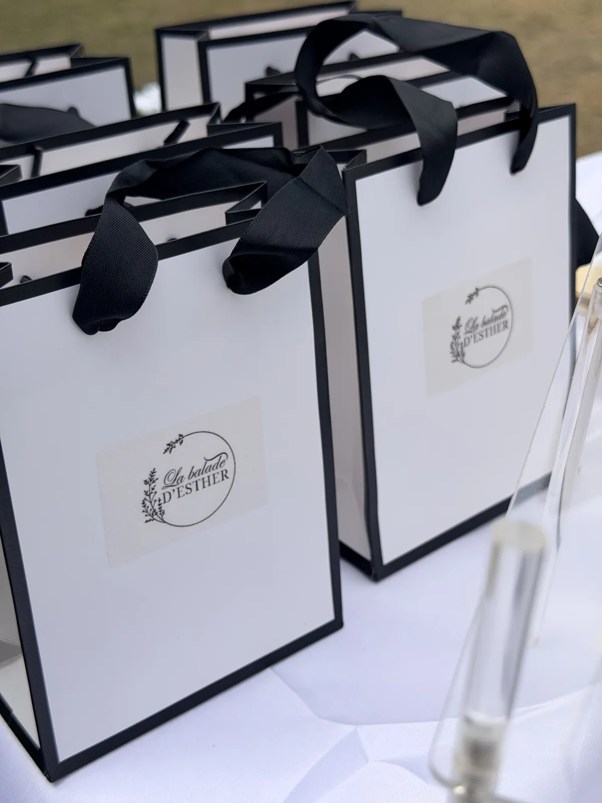 Sacs cadeaux blancs et noirs au logo La Balade d'Esther